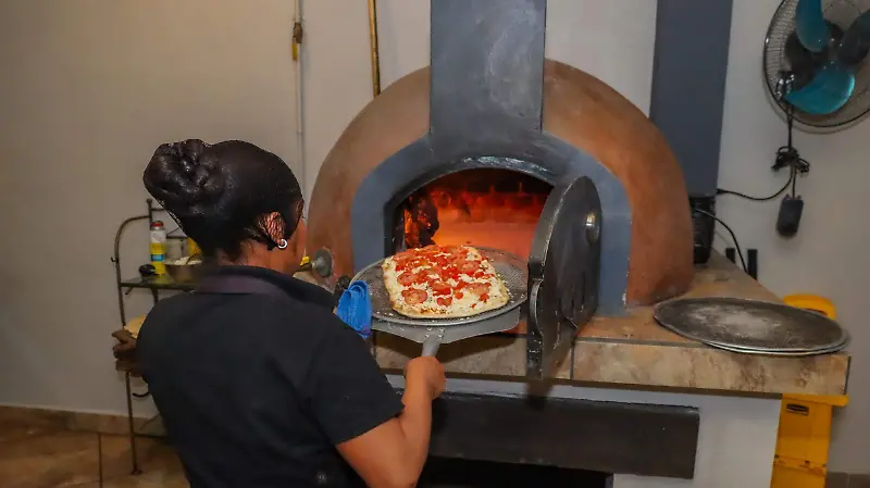 Una de sus especialidades son las pizzas en horno de piedra